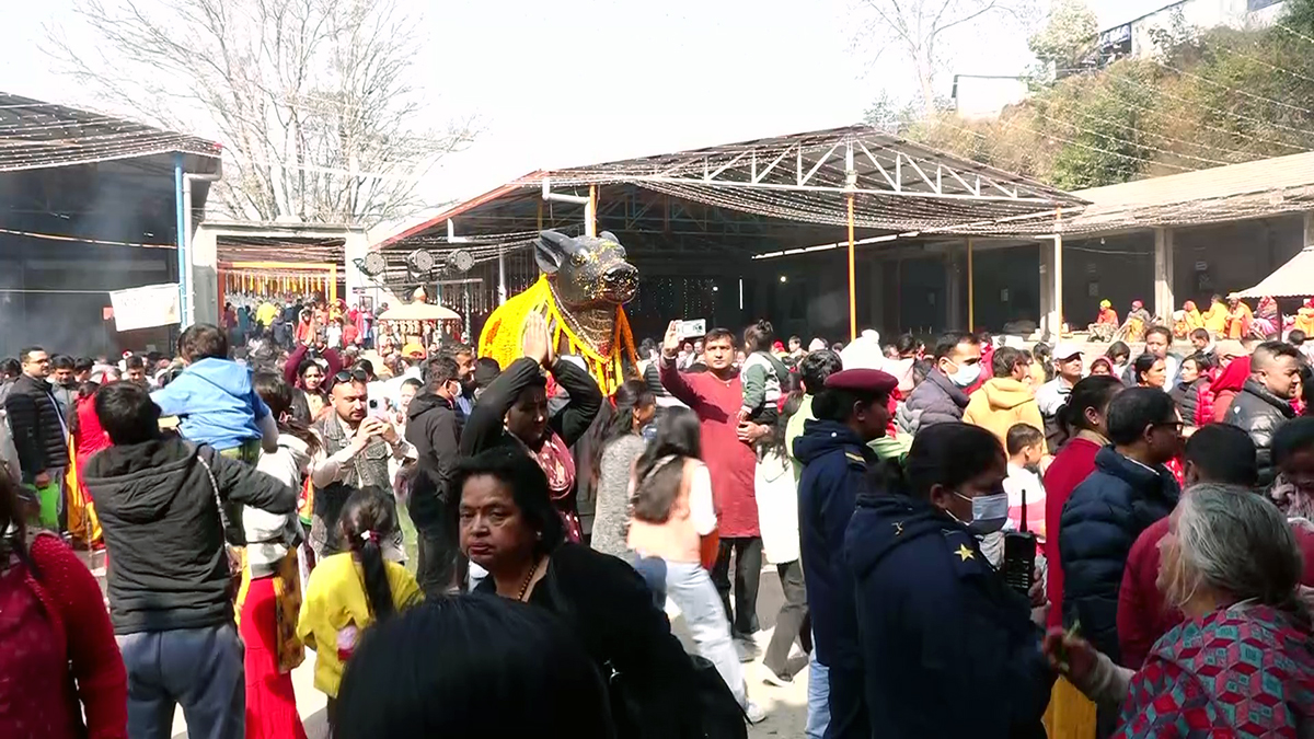 भक्तपुरको डोलेश्वर महादेव मन्दिरमा दर्शनार्थीको घुइँचो (तस्बिरहरू)